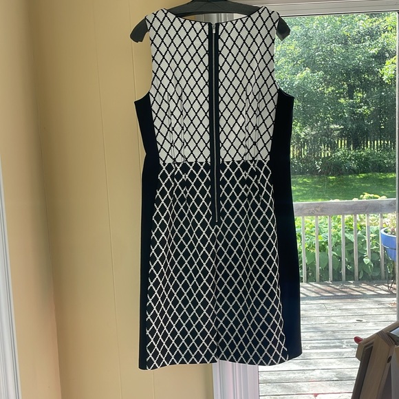 Ellen Tracy black and white print dress, split neck and exposed zipper. Size 12 - Picture 4 of 5